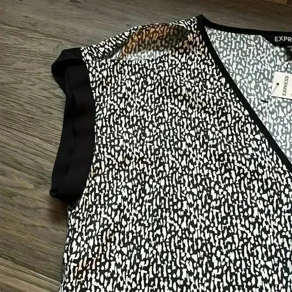 ✨🆕EXPRESS🆕✨ | Black And White Speckled Blouse - Picture 4 of 9